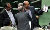 عکس: نماینده معترض با «تبلت» سوژه شد!