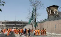 کارگران شهرداری در حال نظافت محل انفجار کابل