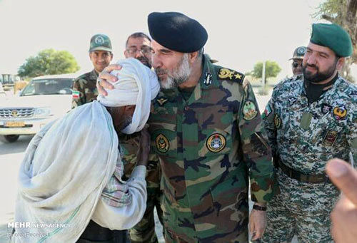 بازدید فرمانده ارتش از مناطق سیل‌زده چابهار