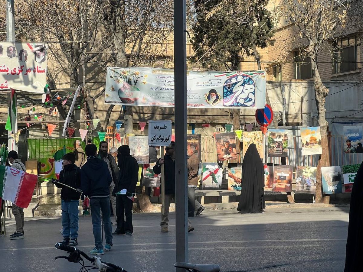   بنر «ظریف گورِتو گم کن» در راهپیمایی امروز تهران 