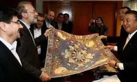 هدیه لاریجانی به رئیس مجلس ژاپن +عکس