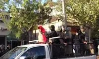 عکس: گرداندن مجرمان با لباس زنانه