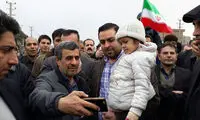 سلفی مردم با احمدی‌نژاد در حاشیه راهپیمایی