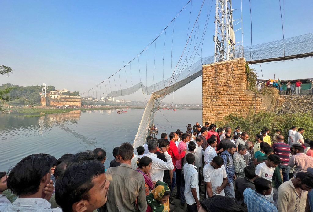 لحظه سقوط پل در حال ساخت در هند