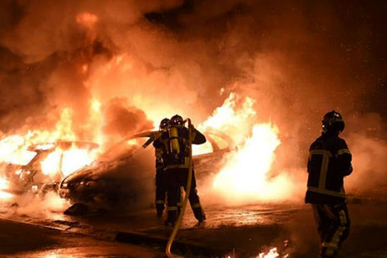 معترضین فرانسوی ۳۵ خودرو را به آتش کشیدند