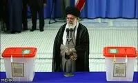 تصاویر رهبر معظم انقلاب در لحظه اخذ رای