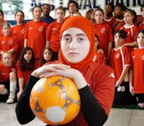 تلاش برای حفظ حجاب دختر فوتبالیست