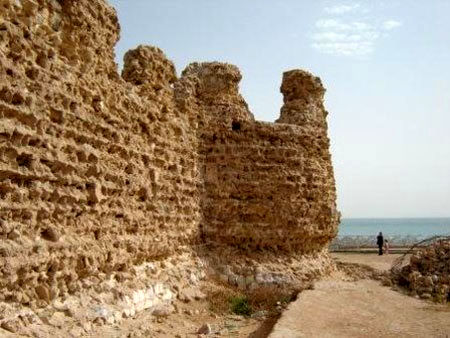 قلعه‌ای در خلیج فارس که سرخ‌تر می‌شود
