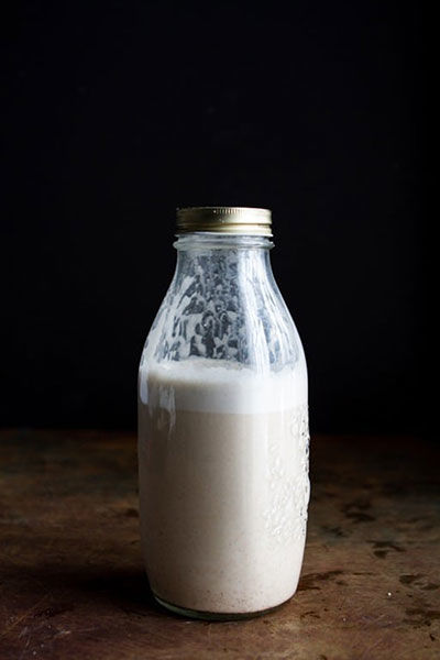 شیر بادام؛ شیر گیاهی خوشمزه و پر خاصیت با چندین طعم مختلف