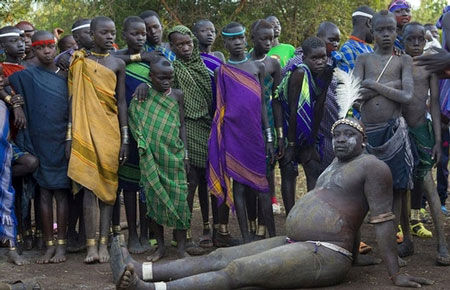 مسابقه عجیب مردان یک قبیله آفریقایی!