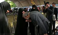 عکس: بوسه بر دست همسر شهید مطهری