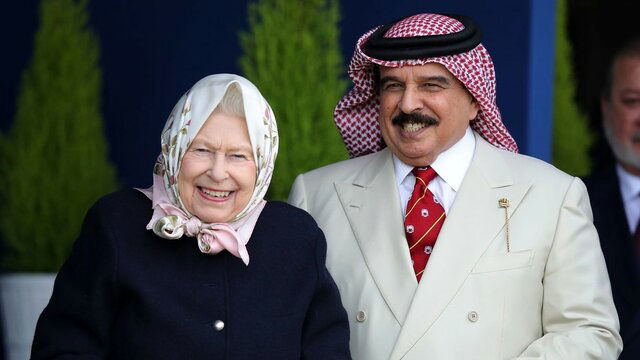 حضور پادشاه بحرین در کنار ملکه انگلیس