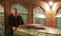 تصویری از شهید سردار سلیمانی در حرم رضوی
