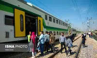 تجمع مسافران روی ریل خط متروی تهران - کرج