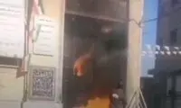 ماجرای آتش زدن دَرِ مسجد در اصفهان چه بود؟
