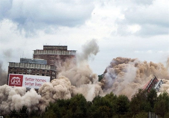 تخریب بلندترین ساختمان‌های اروپا +عکس