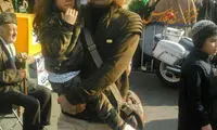 حضور متفاوت یک پدر و دختر در جشن انقلاب