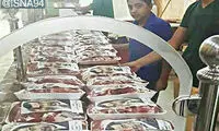 عکس: توزیع گوشت نذری با اسم صدام