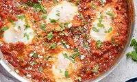 طرز تهیه شکشوکه؛ تخم مرغ با سس گوجه فلفلی خودمان!