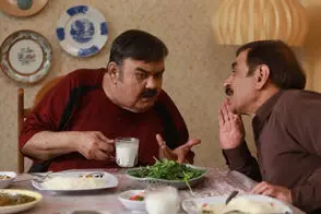 گفتگوی بامزه منوچهر هادی با یک طوطی