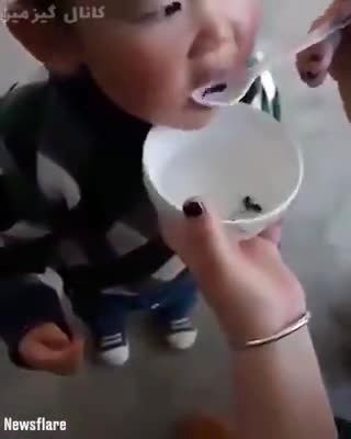 ویدئوی عجیب از خوردن بچه‌قورباغه توسط کودک چینی