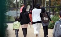 اقدام نماینده فرانسوی برای کشف حجاب یک زن