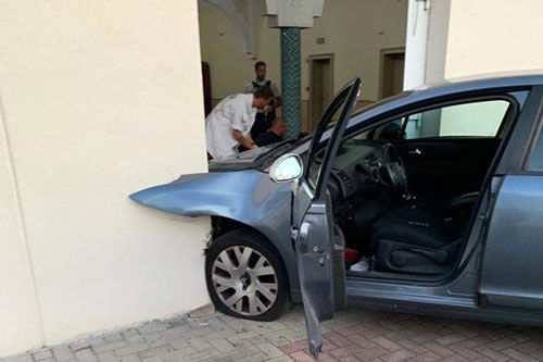 حمله‌ی یک خودرو به مسجدی در فرانسه