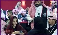 ورق بازی زنان عربستانی در کنار مردان