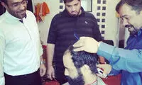 عکس: مداح معروف در حال اصلاح سر هلالی