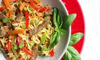 خوراک نودل با گوشت و سبزیجات؛ این مدل را هم امتحان کنید