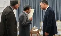 تصویری از بوسه احمدی نژاد بر یک استوارنامه