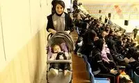 مادری که نوزادش را به کلاس مربیگری برد!
