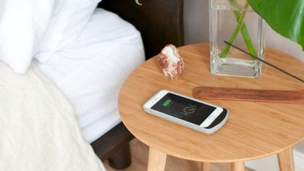 این میز شارژر دستگاه‌های الکترونیکی است