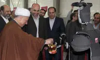 عکس: واکنش هاشمی به تعارف شکلات