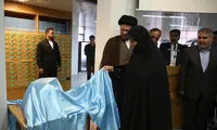سیدحسن خمینی در کنار مادرش