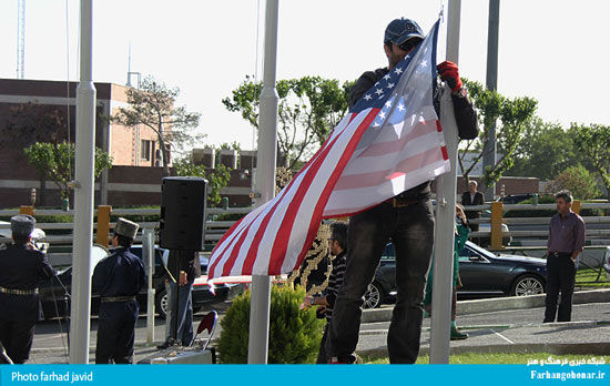 عکس: اهتزاز پرچم آمریکا در جشنواره فجر
