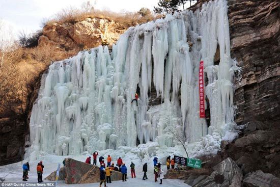 آبشار یخی فوق‌العاده زیبا در چین +عکس