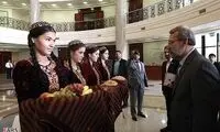 عکس: استقبال عجیب از علی لاریجانی