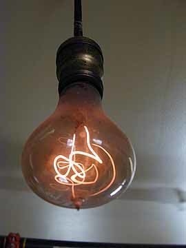 قدیمی ترین لامپ برقی که هنوز روشن است