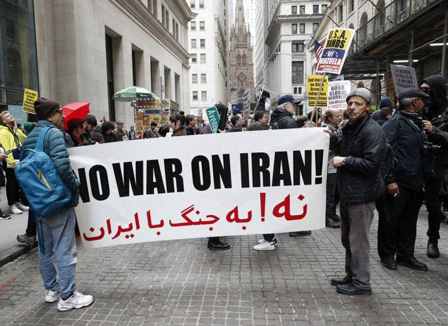 نه به جنگ با ایران در تظاهرات آمریکایی