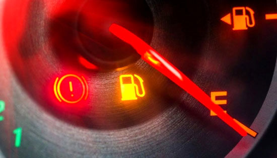 چرا نباید با چراغ روشن بنزین رانندگی کنید؟