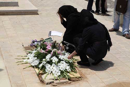 پیکر استاد کسایی شبانه در اصفهان دفن شد