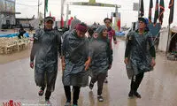 تصاویری جالب از زائران اربعین زیر باران