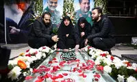 تصویری از ۴ فرزند سردار سلیمانی بر سر مزار پدر