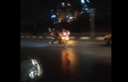 اقدام خطرناک موتورسوار جوان در مشهد! 