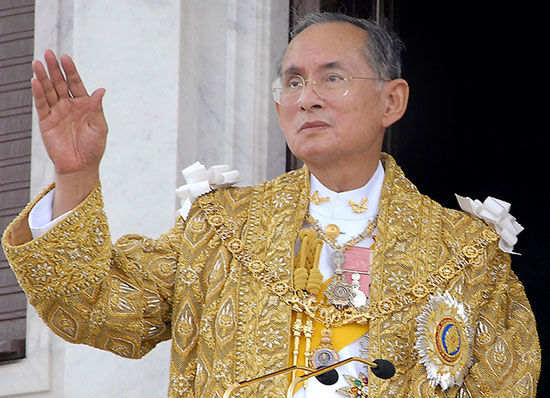 اشک تایلندی ها در فراق پادشاه