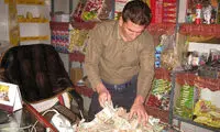 مردی که اسکانس‌های کهنه را نونوار می‌کند