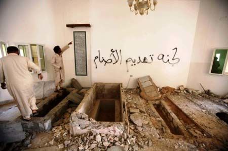 انقلابیون قبر مادر قذافی را تخریب کردند/عکس