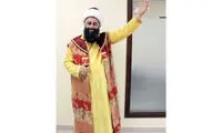 حضور مردی با لباس عجیب در مکه +عکس