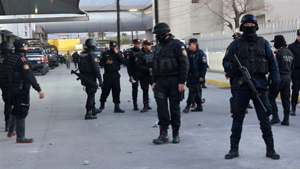 درگیری مسلحانه دو گروه خلافکار مکزیکی وسط شهر 